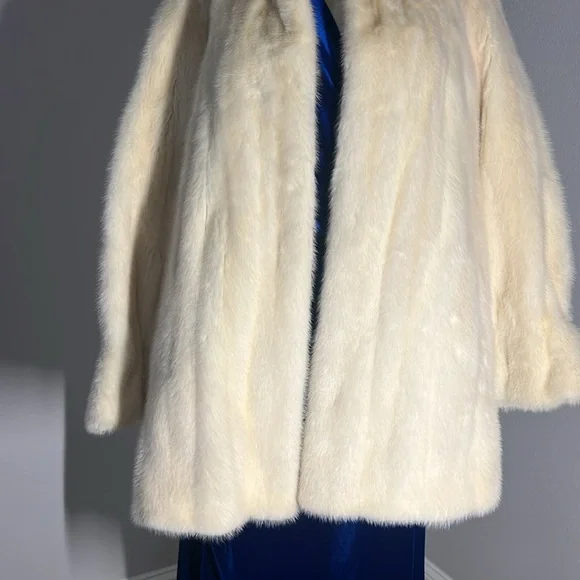 Samuel Spritser Furs Elegant Cream Fur Coat Size M/L - Picture 6 of 16